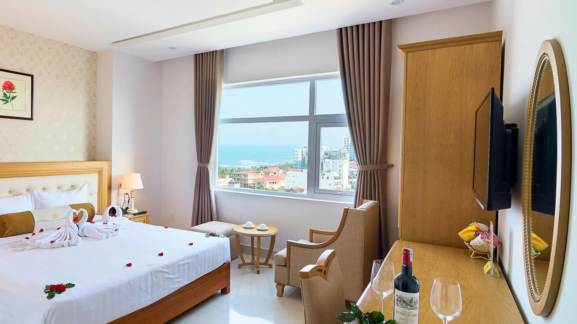 Royal Family Hotel Da Nang 4*,